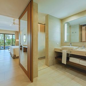 Junior Suite Swim Up Premium Level